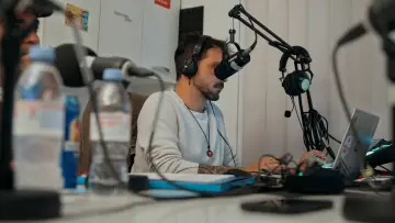 Задник к фильму "Radio Gwen" #778798