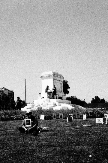Постер к фильму "Monumento" #776536