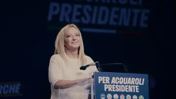 Задник к фильму "Le cas Meloni" #1142578