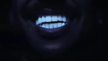 Задник к фильму "Des dents blanches... au rire jaune !" #774157