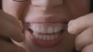 Задник к фильму "Des dents blanches... au rire jaune !" #774158