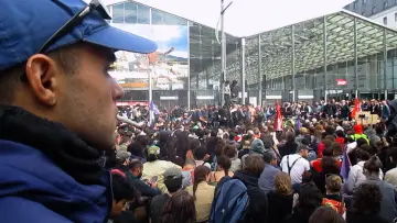 Задник к фильму "Le mouvement" #778949
