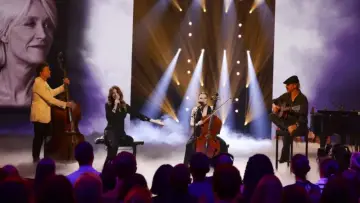 Задник к фильму "La fête de la chanson française - 20 ans d