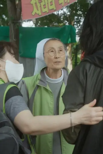 Постер к фильму "사랑, 우린 멀리 이곳에" #803053