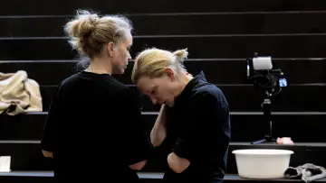 Задник к фильму "National Theatre Live: Electra/Persona" #1616179