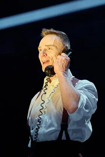 Постер к фильму "National Theatre Live: Man and Boy" #976909