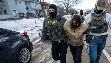Задник к фильму "Ligne Rouge : ICE  au coeur de la police anti-migrants" #1171421