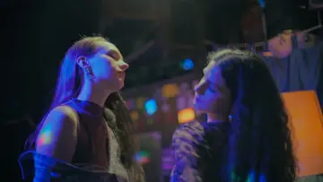 Задник к фильму "Ти за кордоном" #832778