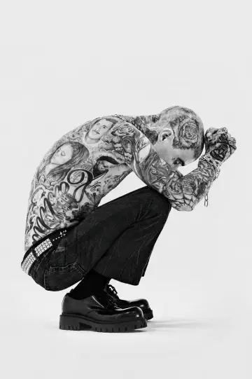 Постер к фильму "Travis Barker: Louder Than Fear" #1212537