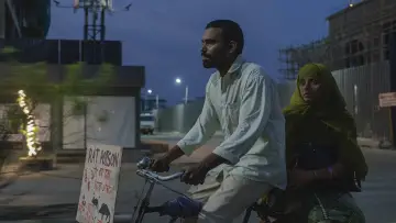 Задник к фильму "लवर्स इन द ब्लू नाइट" #1568893