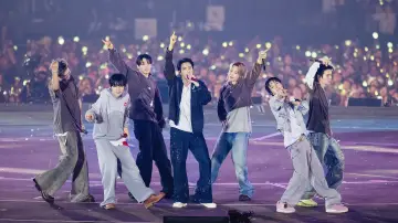 Задник к фильму "BTS World Tour 