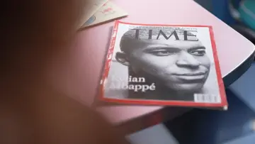 Задник к фильму "Mbappé, la diplomatie du ballon rond" #856278