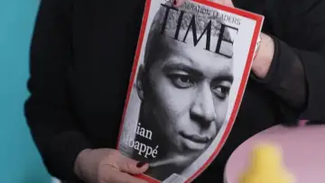 Задник к фильму "Mbappé, la diplomatie du ballon rond" #856281