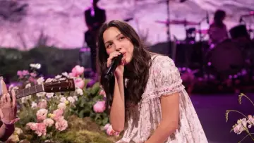 Задник к фильму "Billions Club Live with Olivia Rodrigo: A Concert Film" #823046