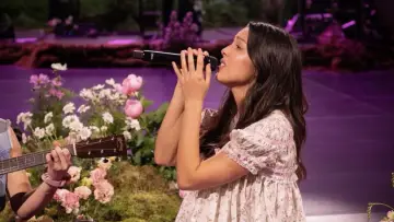 Задник к фильму "Billions Club Live with Olivia Rodrigo: A Concert Film" #823047