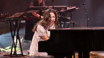 Задник к фильму "Billions Club Live with Olivia Rodrigo: A Concert Film" #823049