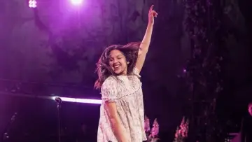 Задник к фильму "Billions Club Live with Olivia Rodrigo: A Concert Film" #823050