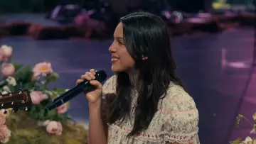 Задник к фильму "Billions Club Live with Olivia Rodrigo: A Concert Film" #823055
