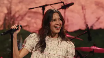 Задник к фильму "Billions Club Live with Olivia Rodrigo: A Concert Film" #823058