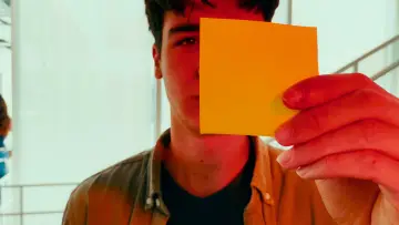 Задник к фильму "¿ME ESTÁS DICIENDO QUE SABES LO QUE TIENES QUE HACER PORQUE RECIBES NOTAS DEL FUTURO QUE TE LO DICEN?" #843405