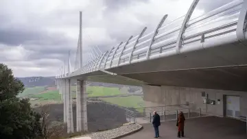 Задник к фильму "Meurtres à Millau" #1641926