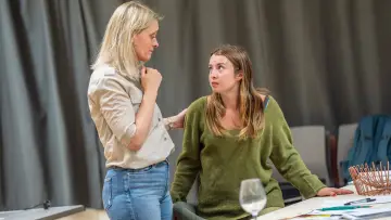 Задник к фильму "National Theatre at Home: Some Woman" #1757245