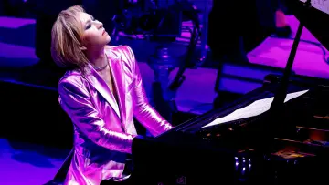 Задник к фильму "YOSHIKI CLASSICAL 2026 in LOS ANGELES at WALT DISNEY CONCERT HALL “VIOLET NIGHT”" #1229074