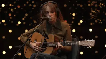 Задник к фильму "Maya Hawke - live on KEXP" #918162