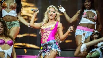 Задник к фильму "Zara Larsson: Pinkpop Festival 2026" #956749
