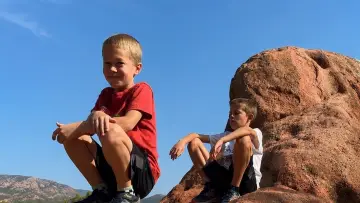 Задник к фильму "A Fun family hike" #957403