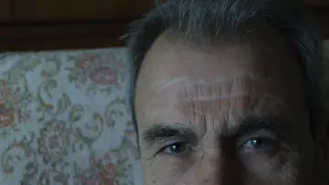 Задник к фильму "Η ΛΥΕΡΗ ΤΖ