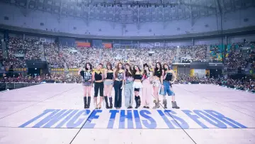 Задник к фильму "TWICE 〈THIS IS FOR〉 WORLD TOUR FINALE in SEOUL" #1521958