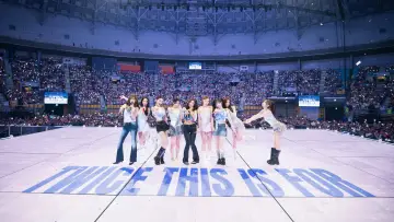 Задник к фильму "TWICE 〈THIS IS FOR〉 WORLD TOUR FINALE in SEOUL" #1521961