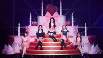Задник к фильму "Red Velvet FAN-CON 