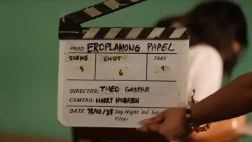 Eroplanong Papel постер