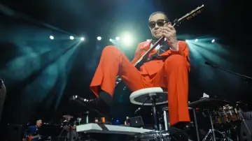 Задник к фильму "SUPER TAKANAKA WORLD LIVE IN LONDON 2026" #1617120