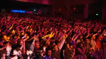 Задник к фильму "SUPER TAKANAKA WORLD LIVE IN LONDON 2026" #1617123