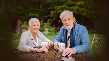 Задник к фильму "Tea with Judi Dench featuring Ian McKellen" #1225851