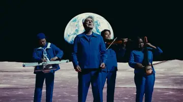 Задник к фильму "David Byrne: Who Is The Sky?" #1625129