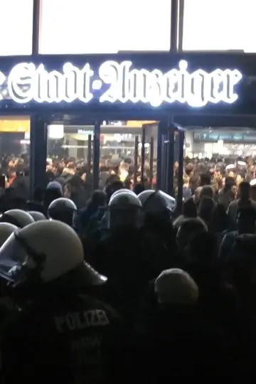 Постер к фильму "Die Kölner Silvesternacht - Die Nacht der Ohnmacht" #1577709