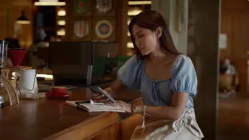 Задник к фильму "Bahasa Cinta Yang Beda" #1647298