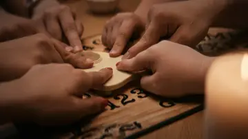 Задник к фильму "Una Pizca de Ouija" #1640354