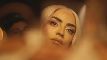 Задник к фильму "Bilal Hassani, bats-toi comme une fille mon fils" #1840212