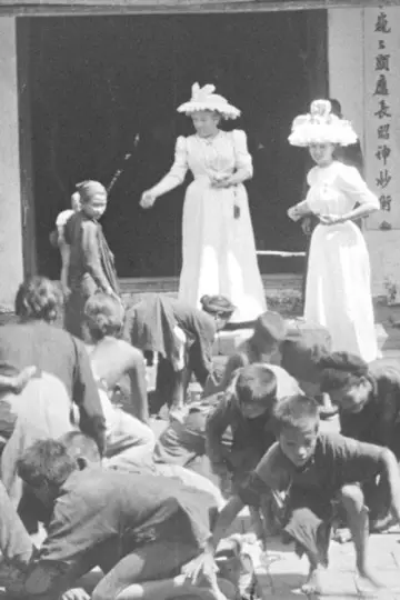 Постер к фильму "Enfants annamites ramassant des sapèques devant la Pagode des Dames" #964738