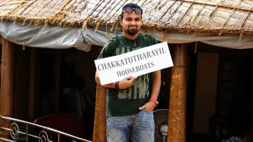 Задник к фильму "പുള്ളിപ്പുലികളും ആട്ടിൻകുട്ടിയും" #1601057