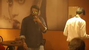 Задник к фильму "காதலும் கடந்து போகும்" #1651739