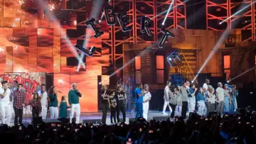 Задник к фильму "Les Enfoirés 2016 - Au rendez-vous des Enfoirés" #1615394