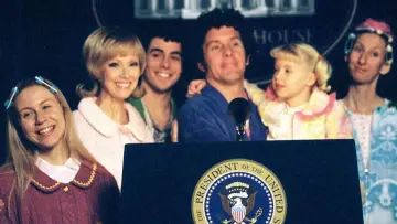 Задник к фильму "The Brady Bunch in the White House" #421317