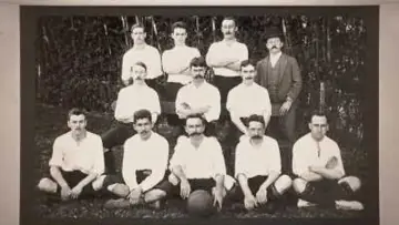 Задник к фильму "Miller & Fried: As Origens do País do Futebol" #1181197