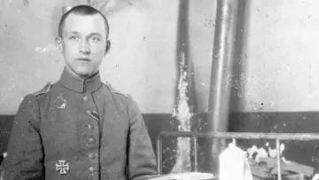 Задник к фильму "102 года в сердце Европы. Портрет Эрнста Юнгера" #1768796